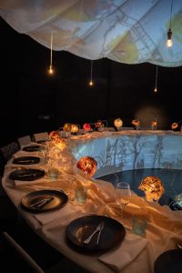 9 epistler og en bolle med smeltet ost - forestilling - teatret gruppe 38 jakob vinkler - dækket bord med loftsdug
