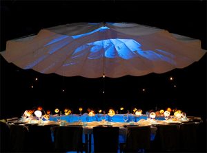 9 epistler og en bolle med smeltet ost - forestilling - teatret gruppe 38 jakob vinkler - dækket bord med loftsdug