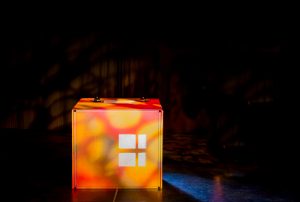 Mutters alene - enestående festival 2023 - teaterforestillingen Hermit - kasse der ligner hus