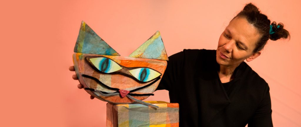 KAT-FUGL-FISK-Teatret OM- Teatret Gruppe 38_kvinde med kattefigur