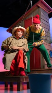 En mand og en kvinde og et lille træhus fra forestillingen flaskepost med riddersalen - gæstespil på teatret gruppe 38