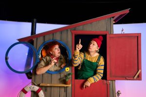 En mand og en kvinde og et lille træhus fra forestillingen flaskepost med riddersalen - gæstespil på teatret gruppe 38