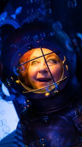 En kvinde i dykkermaske fra forestillingen flaskepost med riddersalen - gæstespil på teatret gruppe 38