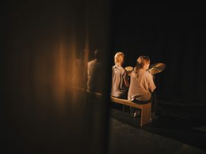 personer på bænk med ryggen til