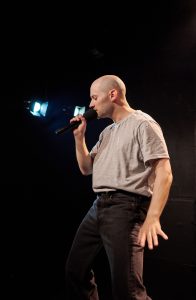 mand taler i mikrofon