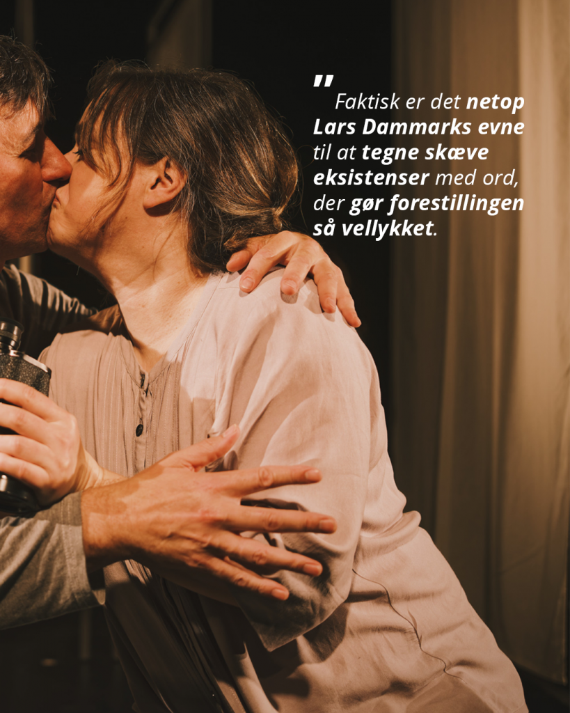 en mand og en kvinde kysser på en måde, der ser akavet ud