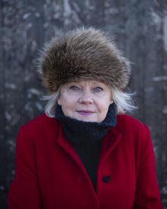 Margrethe Manley foran mørk baggrund i træmateriale