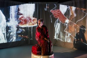 Pia Rosenbaum i scenografien til forestillingen Århundredes Rose - Teatret Gruppe 38 2027