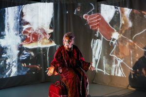 Pia Rosenbaum i scenografien til forestillingen Århundredes Rose - Teatret Gruppe 38 2027