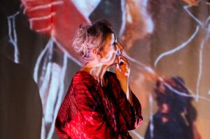 Pia Rosenbaum i scenografien til forestillingen Århundredes Rose - Teatret Gruppe 38 2027