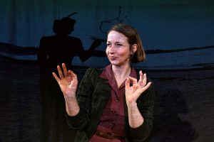 ulla vejby i forestillingen bølgebryder