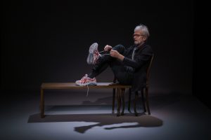 hans rønne binder sine sneakers i forestillingen det begynder at blive koldtom fødderne - spiller på teatret gruppe 38 2026
