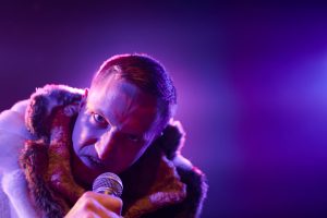 pressefoto fra forestillingen re-evolution med emil nygård - spiller på teatret gruppe 38 i 2027