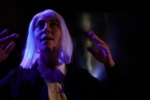 pressefoto fra forestillingen re-evolution med emil nygård - spiller på teatret gruppe 38 i 2027