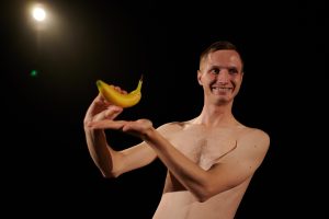 pressefoto fra forestillingen re-evolution med emil nygård - spiller på teatret gruppe 38 i 2027