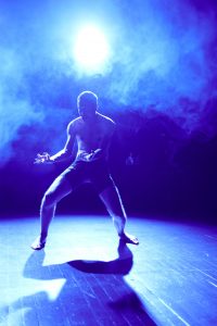 pressefoto fra forestillingen re-evolution med emil nygård - spiller på teatret gruppe 38 i 2027