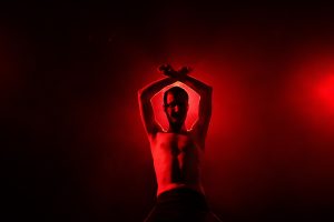 pressefoto fra forestillingen re-evolution med emil nygård - spiller på teatret gruppe 38 i 2027