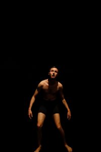 pressefoto fra forestillingen re-evolution med emil nygård - spiller på teatret gruppe 38 i 2027