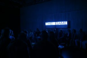 pressefoto med lysskilt på væg til The game med trickster p på Teatret Gruppe 38