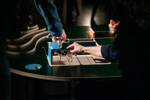 pressefoto med hænder med byggeklodser til The game med trickster p på Teatret Gruppe 38