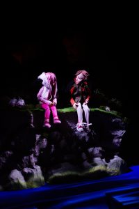 jeg ser dig- drenge- og pigedukke sidder smamen på skreant over vand i moerke