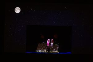 drenge- og pigedukke sidder under stjernehimmel sammen